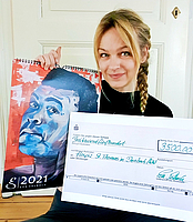 Eva Solbach mit Kalender und Spendenscheck für Dernbacher Hospiz