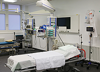 Blick in den Schockraum der CPU im Dernbacher Krankenhaus mit EKG und anderen Überwachungsgeräten
