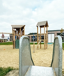 Außengelände Klettergerüst mit Rutsche