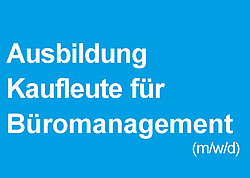 hellblaue Karte mit Schriftzug Ausbildung Kaufleute für Büromanagement (m/w/d)