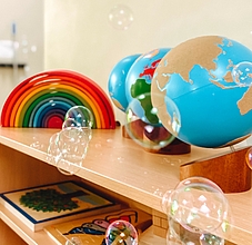 Regal mit Spielsachen: Globus, Regenbogen, Puzzle