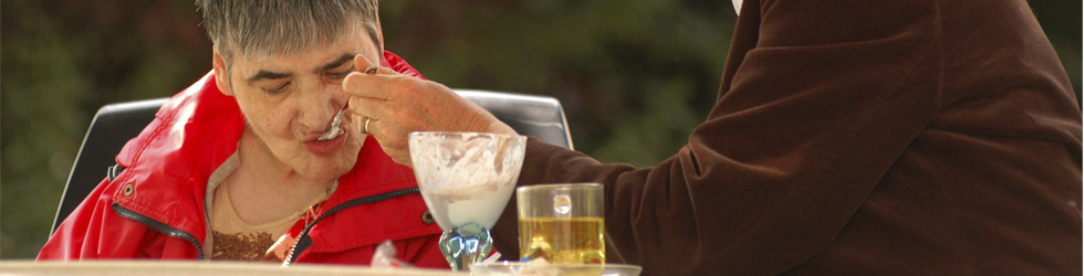 Bewohnerin genießt ihr Eis